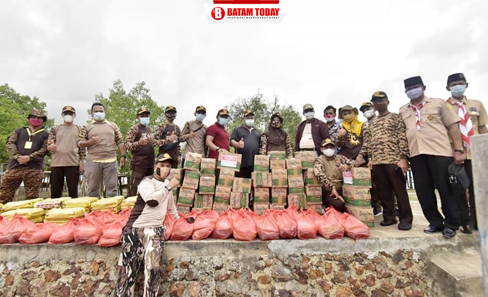 Ka. Kwarcab, H. Anwar Hasyim foto bersama pengurus Kwarcab Pramuka dan pengurus Kwaran Pramuka kecamatan Ungar di pulau Manda